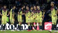 Futbolistas del América se lamentan después de uno de sus partidos en el pasado Torneo Grita México Apertura 2021 de la Liga MX.