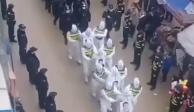 Hombres sospechosos de violar las reglas contra COVID-19 en China fueron obligados a un desfile de la humillación