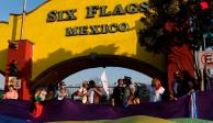 Integrantes de la comunidad LGBTQ+ llamaron a realizar un "besotón" en las inmediaciones de Six Flags México a manera de protesta. La manifestación se realizó alrededor de las 16:00 horas del jueves.