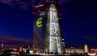El símbolo del euro proyectado en el edificio del Banco Central Europeo en Fráncfort, Alemania