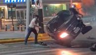 Hombre voltea auto volcado tras sufrir accidente vehicular en Nuevo León