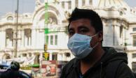 COVID-19: Una persona camina en el Eje Central, Lázaro Cárdenas; usa cubrebocas para protegerse del coronavirus