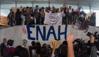 Estudiantes y docentes de la ENAH protestan por mejores condiciones en materia presupuestal y de contratación laboral.