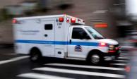 Una ambulancia que va al Hospital Mount Sinai en Manhattan durante el brote del COVID-19 en Nueva York