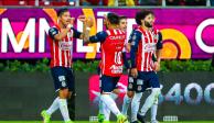Jugadores de las Chivas celebran un gol en la Liga MX