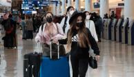 Mujer se roba el micrófono del aeropuerto para quejarse que cancelaron su vuelo