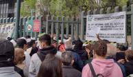 Personas se aglomeraron en la entrada del Hospital La Raza para tratar de ingresar para tener una cita ante el aumento de casos de COVID-19.