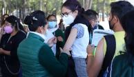 Enfermera aplica dosis contra Covid a docente en la Ciudad de México, ayer.