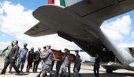 Soldados mexicanos cargan un ataúd con los restos de una de las personas fallecidas.
