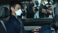 El tenista serbio Novak Djokovic es retirado en un vehículo de un centro de detención del gobierno, antes de asistir a una audiencia judicial en la oficina de sus abogados, el domingo 16 de enero de 2022