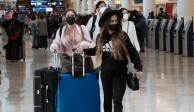 Pasajeros caminan con su equipaje en el Aeropuerto Internacional de Cancún