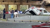 Cae auto de puente vial en Tlalnepantla y deja cuatro lesionados