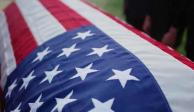 El ataúd tenía una bandera de Estados Unidos, ya que el pollero argumentó que transportaba a soldados muertos en combate