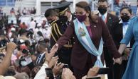 La mandataria Xiomara Castro, con la banda presidencial, saluda a asistentes en el Estadio Nacional de Tegucigalpa, tras su primer acto al frente del gobierno.