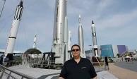 Hombre gana viaje al espacio en SpaceX; por sobrepeso se queda en tierra