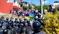 De acuerdo con la Secretaría de Seguridad Pública de Michoacán, los maestros lanzaron piedras, cohetones y palos a los elementos estatales y de la Guardia Nacional
