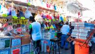 La calle de Talavera, conocida como el corredor del Niño Dios, recibe a decenas de fieles capitalinos previo al 2 de febrero que buscan ropa para sus figuras