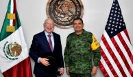 Ken Salazar, embajador de Estados Unidos en México, junto con Luis Cresencio Sandoval, titular de la Sedena.