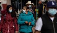 Semáforo COVID-19: Personas caminan por las calles de Zacatecas usando cubrebocas para protegerse del coronavirus