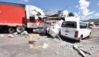 El tráiler de carga que chocó  con un puesto de comida y un vehículo, el viernes, en Chilpancingo.