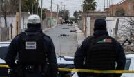 Diez cuerpos humanos envueltos en cobijas y cintas, fueron regados por la calle principal de la comunidad de Pardillo III en Fresnillo, Zacatecas.
