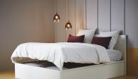 Opta por una cama “Malm”, la cual cuenta con una base que se utiliza como almacén.