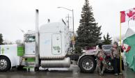 Camioneros y simpatizantes bloquean puente fronterizo en protesta contra los mandatos para recibir la vacuna COVID-19 en Canadá.