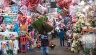 Personas asisten al mercado de Jamaica para comprar globos, flores, peluches, arreglos, chocolates, entre otros obsequios, para el Día de San Valentín.