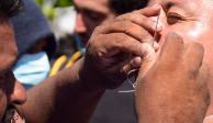 Un grupo de migrantes se cosieron los labios frente al Instituto Nacional de Migración, en Tapachula, para exigir una visa humanitaria que les permita libre transito en territorio mexicano.