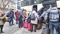 Familias mexicanas en Kiev abordan un autobús rentado por la SRE para ir al sur de Ucrania, ayer. (1)