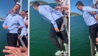 Profesor se vuelve viral en TikTok tras arrojarse al agua como celebración para sus alumnos.