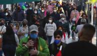 Semáforo COVID-19: Personas caminan por una de las calles del primer cuadro de la CDMX