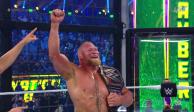 Brock Lesnar festeja su coronación en la WWE Elimination Chamber.