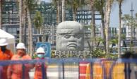 Una colosal cabeza Olmeca resguarda la entrada de la refinería en construcción de Dos Bocas en Paraíso, Tabasco.