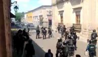 En redes sociales circularon videos que muestran el enfrentamiento entre integrantes de la CNTE y policías en Michoacán.