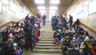 Cientos de familias se refugian en el Metro, en Kiev, ante el temor de ataques de la milicia rusa, ayer.