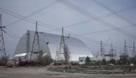 Una vista general muestra una nueva estructura de confinamiento seguro sobre el antiguo sarcófago que cubre el cuarto reactor dañado en la planta de energía nuclear de Chernobyl, en Chernobyl.