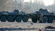 Un soldado pasa junto a vehículos blindados ucranianos que forman una barricada en una calle de Kiev, Ucrania, el 26 de febrero de 2022
