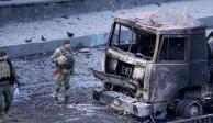 Soldados de Ucrania inspeccionan un vehículo tras un ataque aéreo ruso sobre Kiev