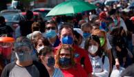 COVID-19: Personas caminan por la calle , todos con cubreboca para protegerse del virus