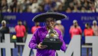 Rafael Nadal festeja con el trofeo que lo acredita como campeón del Abierto Mexicano de Tenis.