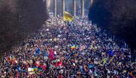 En Berlín, miles de personas se congregaron frente a la Puerta de Brandemburgo para protestar por la invasión en Ucrania