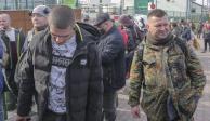 Mujeres y hombres de Ucrania regresan a su país para contrarrestar la invasión de Rusia.