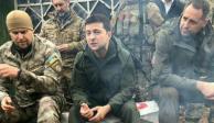 El presidente de Ucrania, Volodimir Zelenski, con fuerzas militares del país.