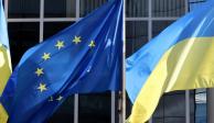 Bandera de la Unión Europea y Ucrania.