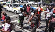 Un grupo de migrantes de Haití cruzan una calle en Acapulco