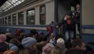 Ucranianos se apresuran a abordar un tren que parte rumbo a Eslovaquia desde la estación ferroviaria de Leópolis, al oeste de Ucrania.