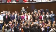 Diputados de Morena sin cubrebocas se toman una foto en el pleno de San Lázaro el pasado 15 de diciembre.