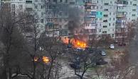 Se observa fuego en una zona residencial de Mariupol después de los bombardeos en medio de la invasión rusa en Ucrania.