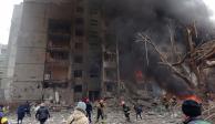 Bomberos apagan un incendio en Chernigiv, Ucrania, tras un ataque ruso
